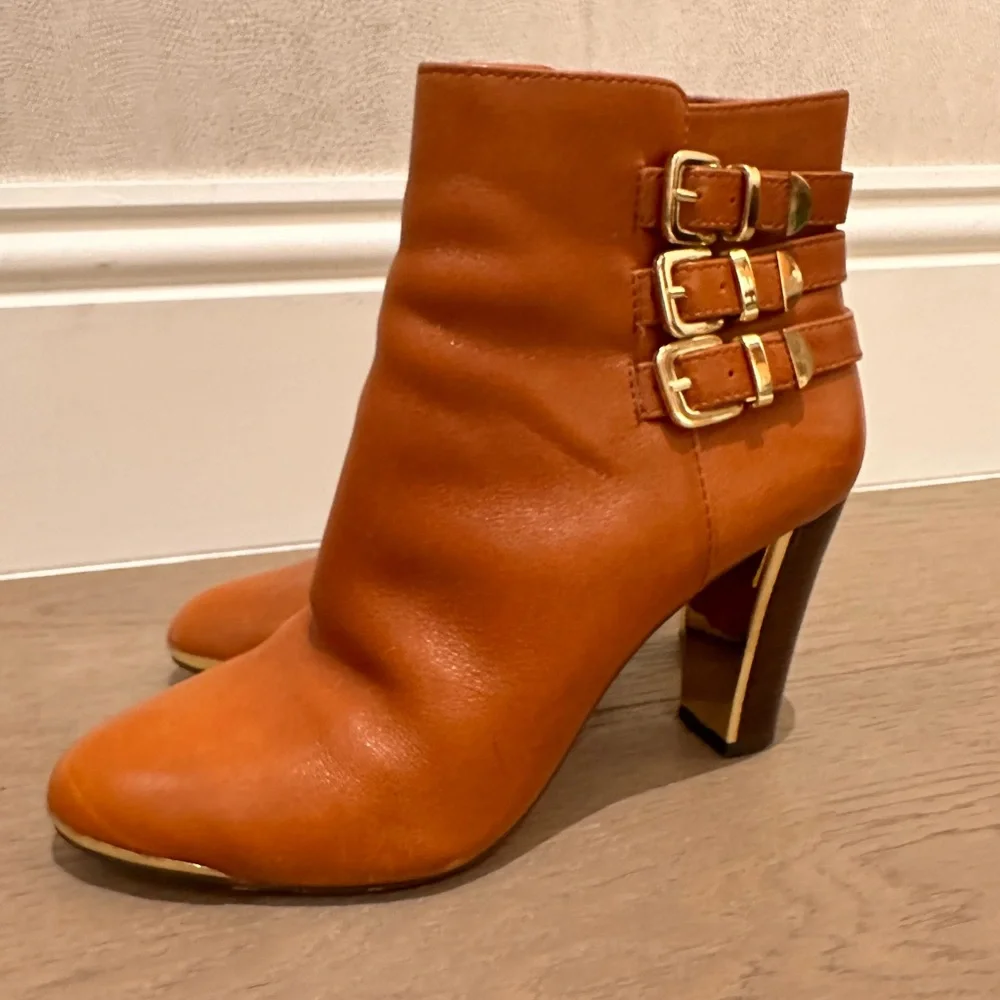 Louise Et Cir Leather Brown/Cognac color
Gold Buckles Stacked Heel Boo… - Picture 8 of 9